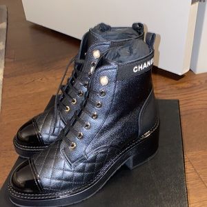 CHANEL - 06 Black Ski SnowBoots with Chain Link Detail - 38-40